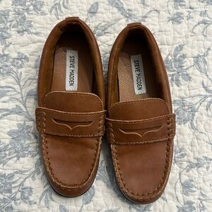 Steve Madden boys leather loafers size 2 EUC